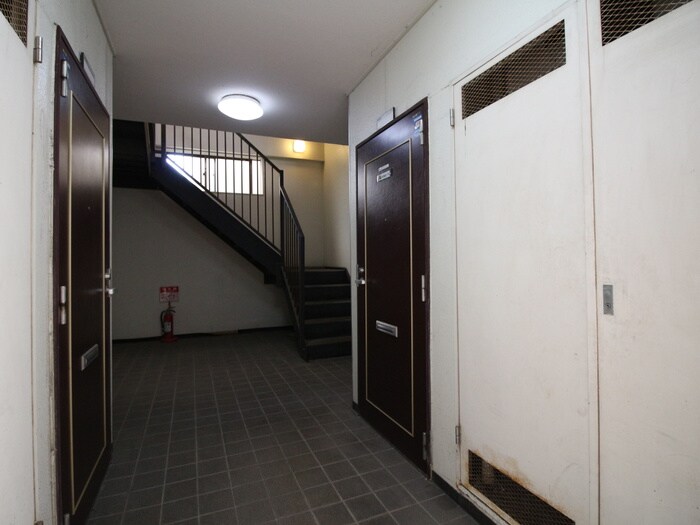 物件外観写真3　(エントランス部分)