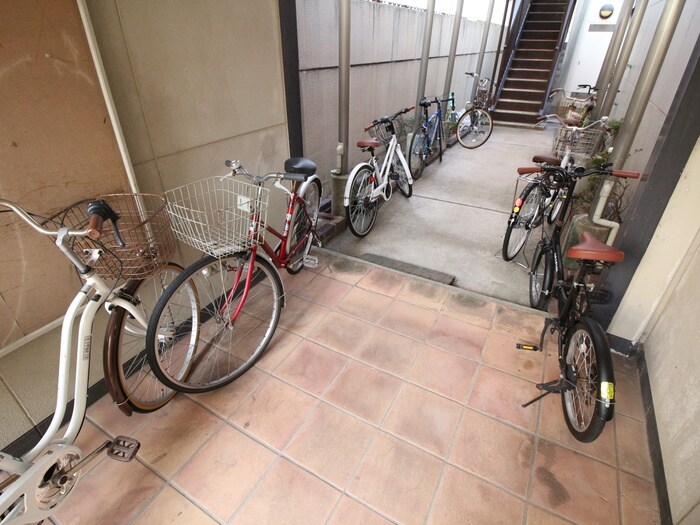 物件外観写真4　(駐輪場)