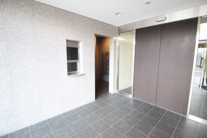 物件外観写真6　(エントランス部分)