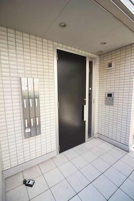 物件外観写真2　(エントランス部分)
