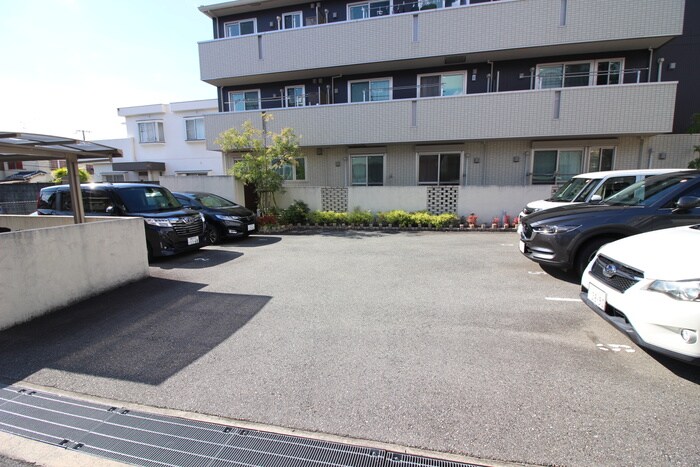 物件外観写真6　(駐車場)