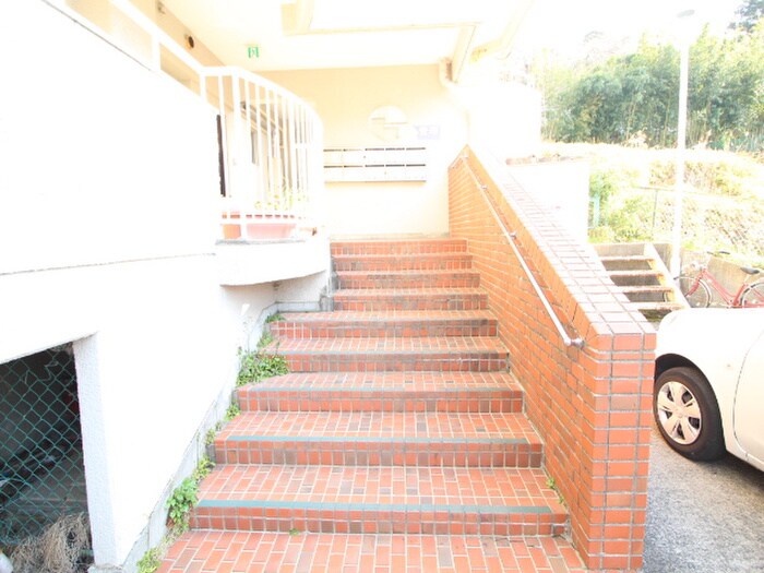 物件外観写真4　(エントランス部分)