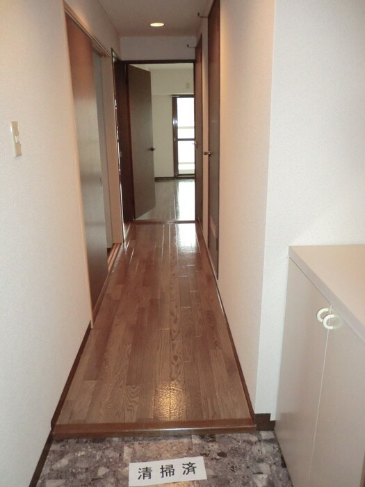 物件内観写真4　(玄関)