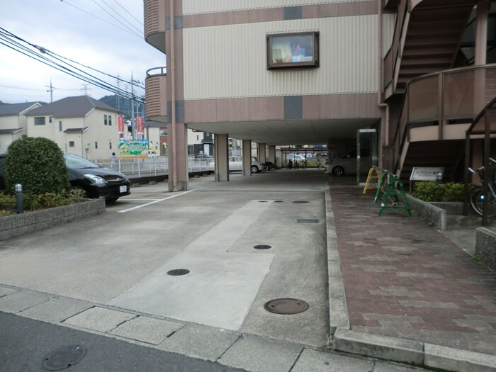 物件外観写真3　(駐車場)