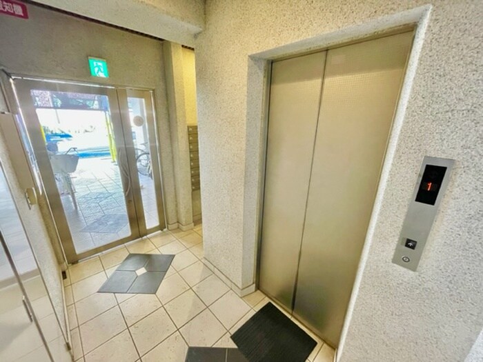 物件外観写真6　(エントランス部分)