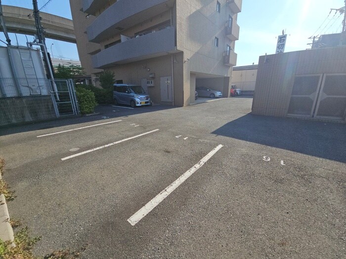 物件外観写真3　(駐車場)
