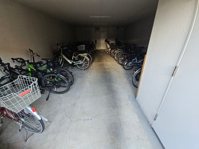 物件外観写真4　(駐輪場)