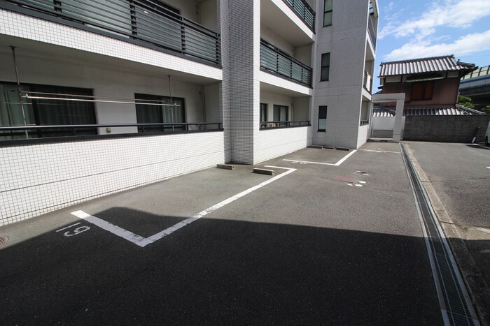 物件外観写真4　(駐車場)