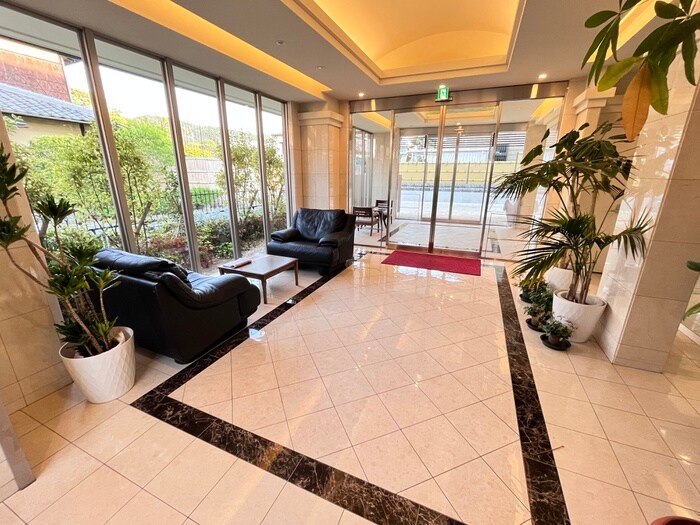 物件外観写真2　(エントランス部分)