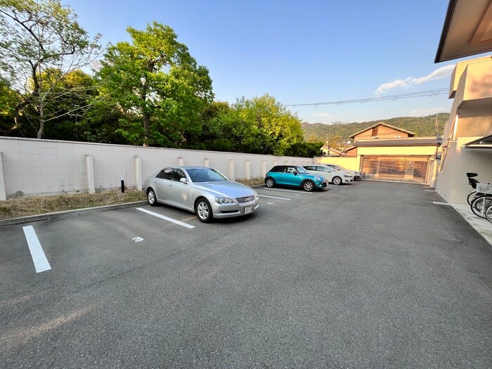 物件外観写真5　(駐車場)