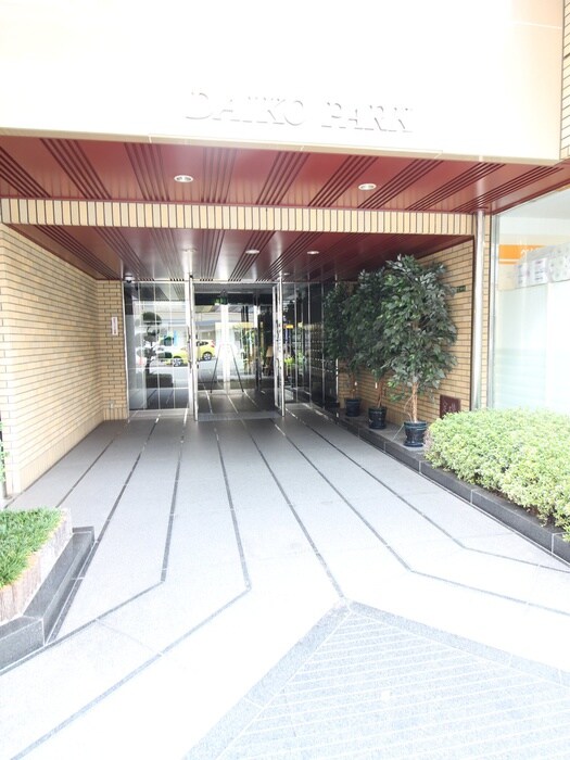 物件外観写真2　(エントランス部分)