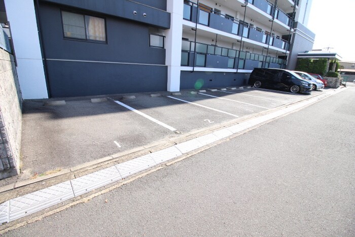 物件外観写真4　(駐車場)