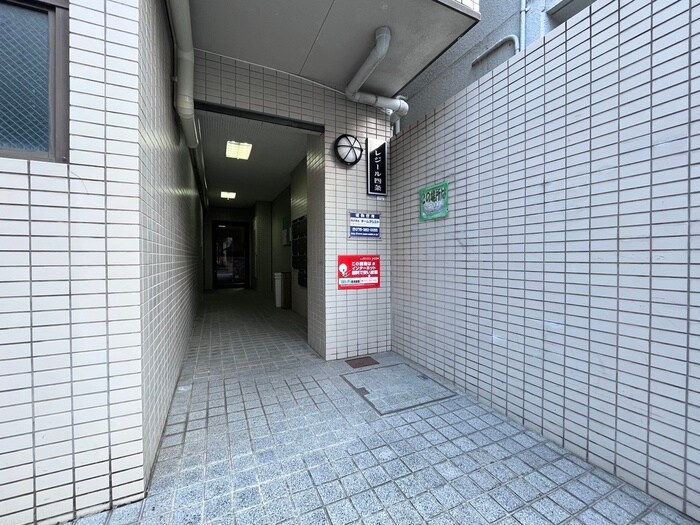 物件外観写真6　(エントランス部分)