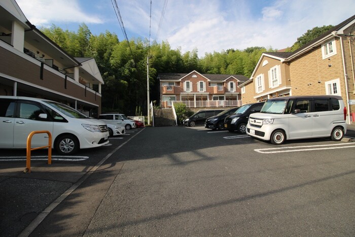 物件外観写真6　(駐車場)