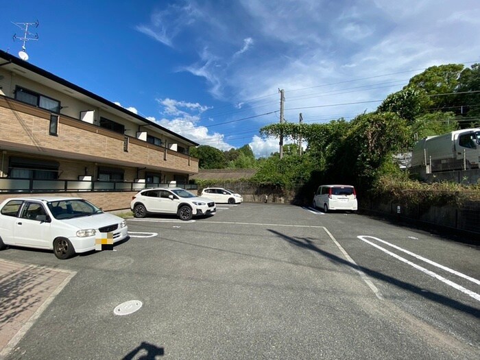 物件外観写真3　(駐車場)