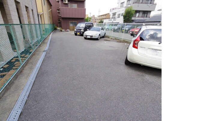 物件外観写真3　(駐車場)