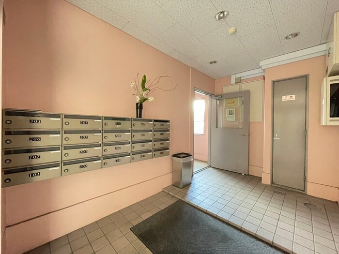 物件外観写真4　(エントランス部分)