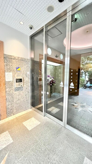 物件外観写真2　(エントランス部分)