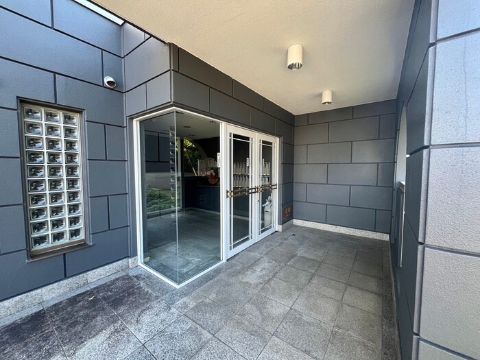 物件外観写真4　(エントランス部分)