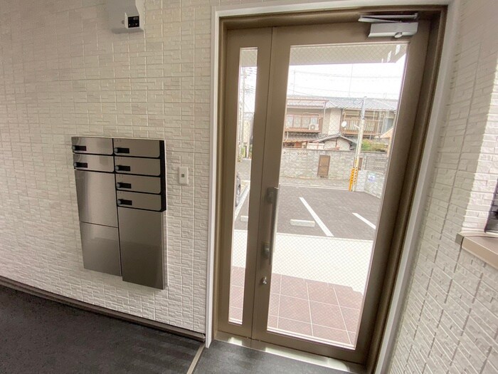 物件外観写真3　(エントランス部分)