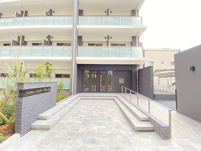 物件外観写真4　(エントランス部分)