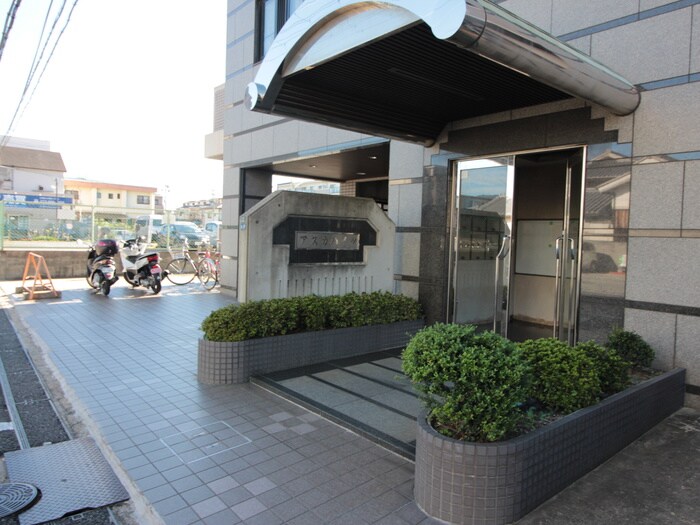 物件外観写真2　(エントランス部分)