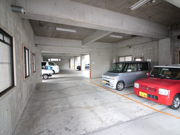 物件外観写真6　(駐車場)