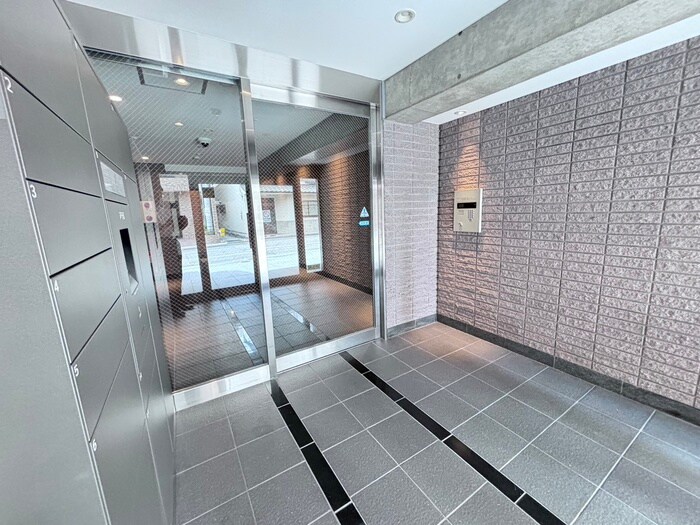 物件外観写真2　(エントランス部分)