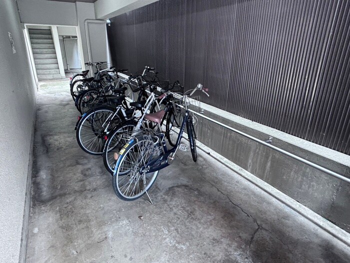 物件外観写真4　(駐輪場)