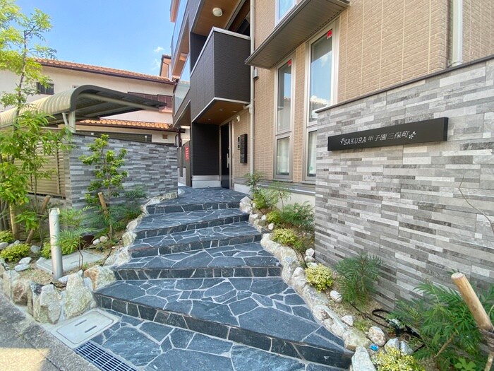 物件外観写真2　(エントランス部分)