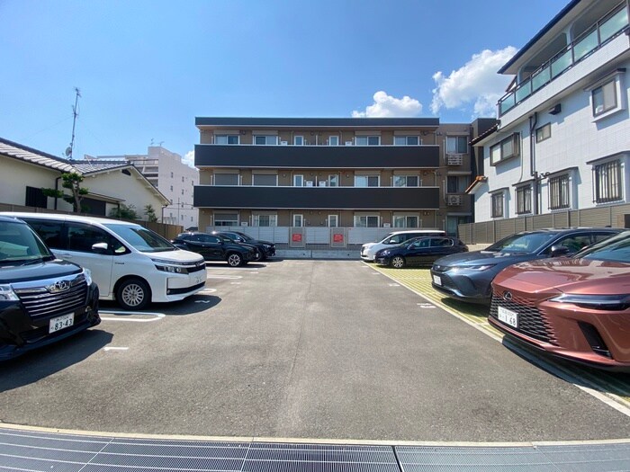物件外観写真4　(駐車場)