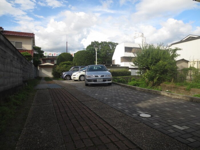 物件外観写真5　(駐車場)