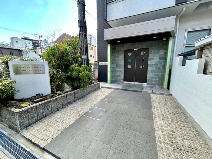 物件外観写真2　(エントランス部分)