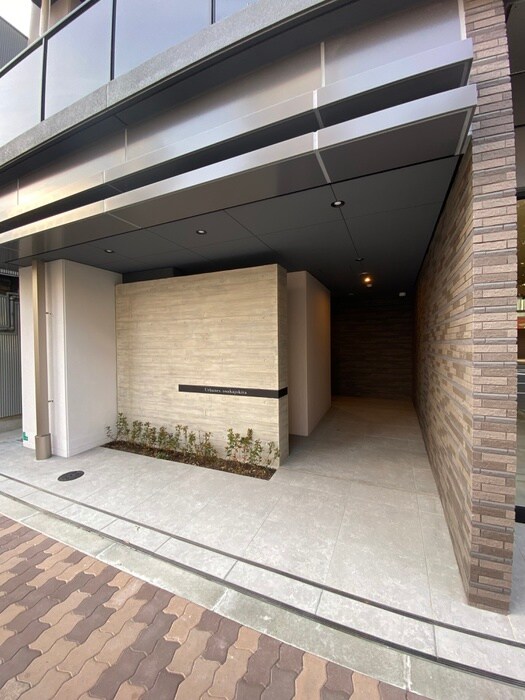 物件外観写真2　(エントランス部分)