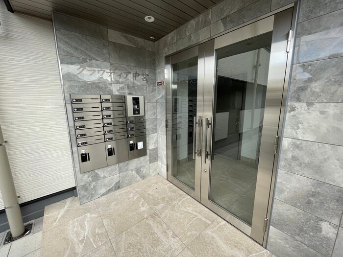 物件外観写真3　(エントランス部分)