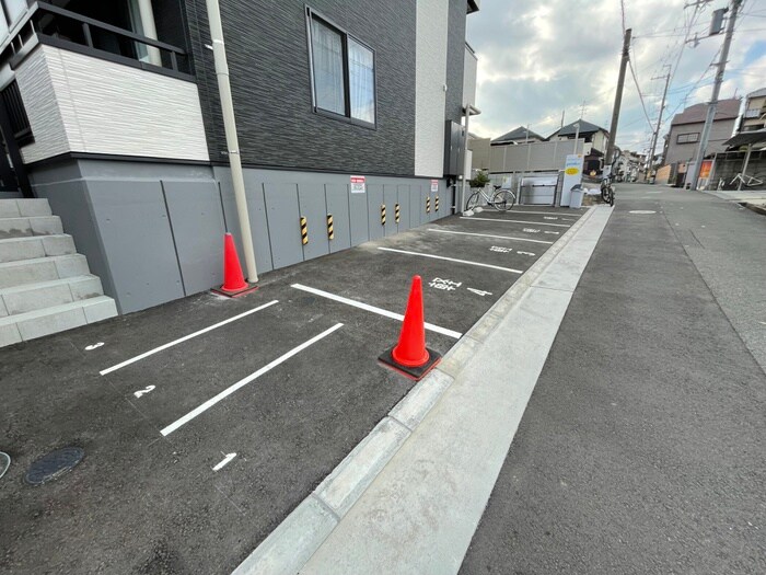 物件外観写真4　(駐車場)