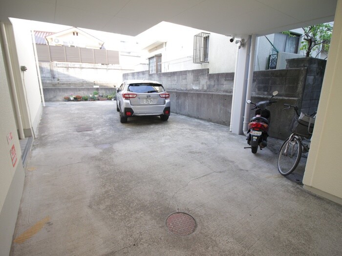 物件外観写真6　(駐車場)