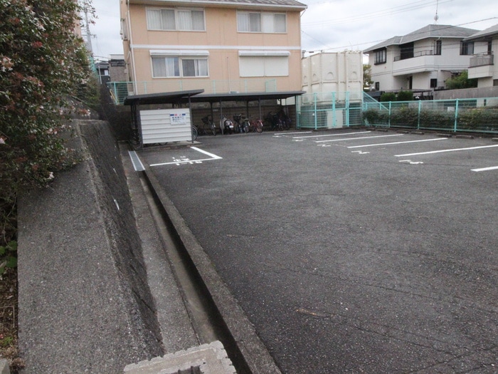 物件外観写真3　(駐車場)