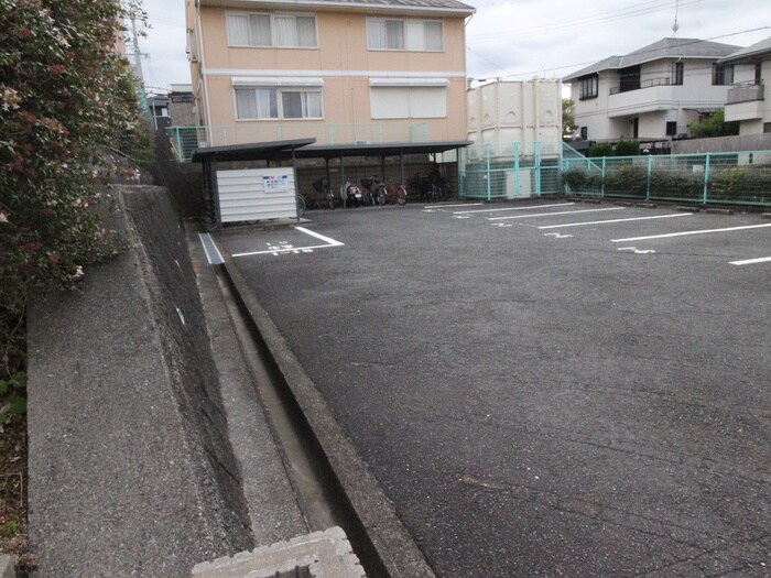 物件外観写真3　(駐車場)