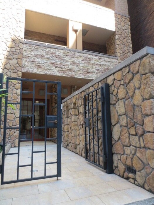 物件外観写真2　(エントランス部分)