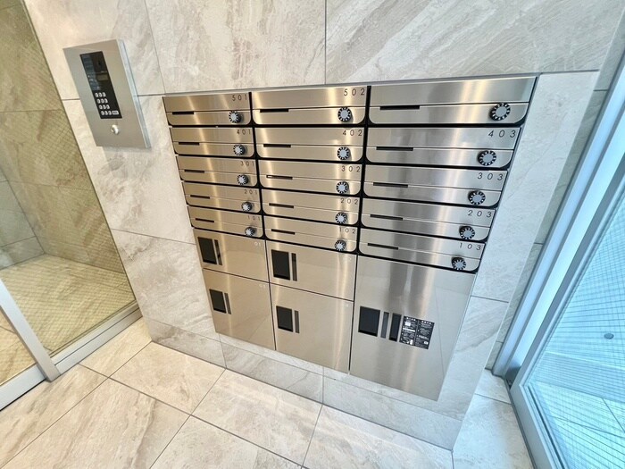 物件外観写真6　(エントランス部分)