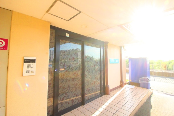 物件外観写真3　(エントランス部分)
