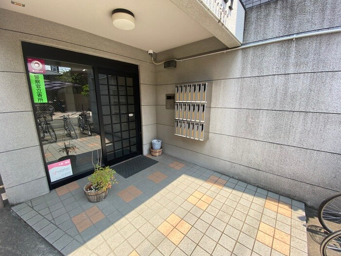 物件外観写真3　(エントランス部分)