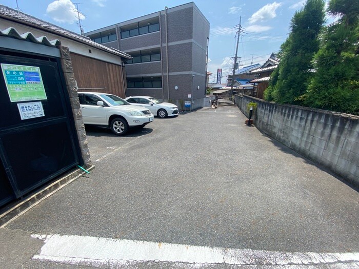 物件外観写真4　(駐車場)