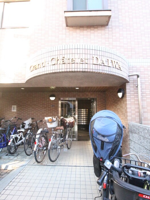 物件外観写真3　(エントランス部分)