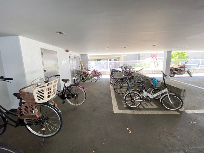 物件外観写真6　(駐輪場)