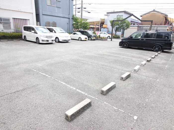物件外観写真3　(駐車場)