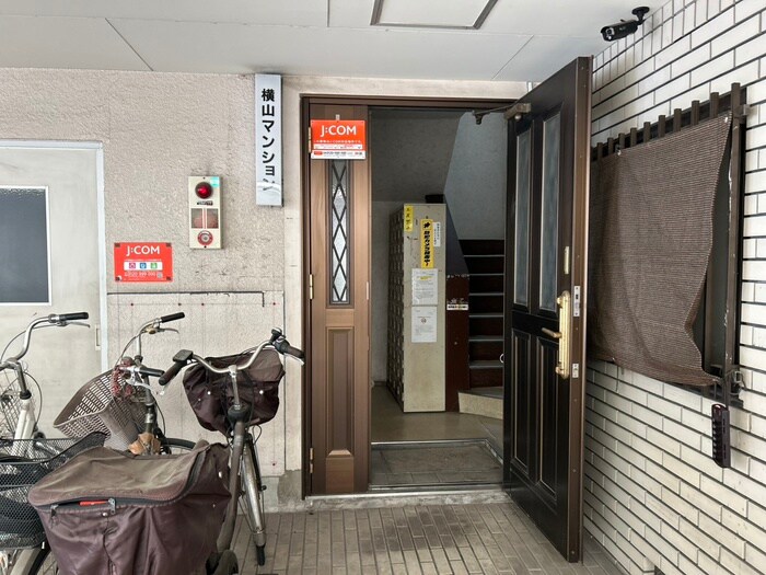 物件外観写真2　(エントランス部分)