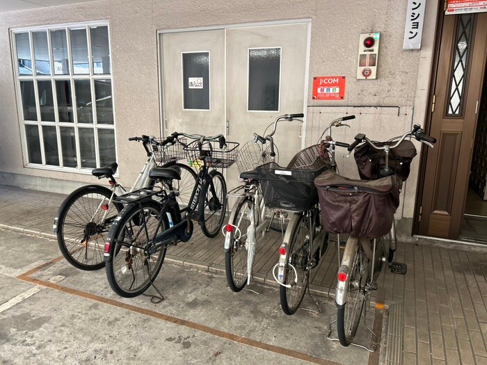 物件外観写真3　(駐輪場)