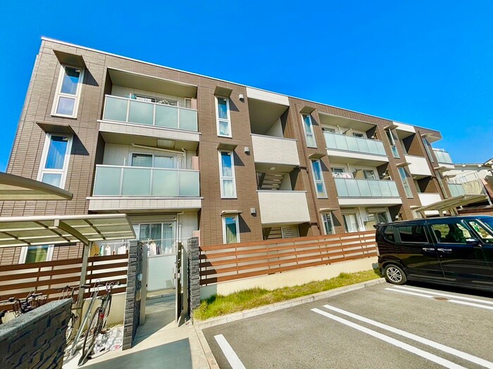 物件外観写真4　(エントランス部分)